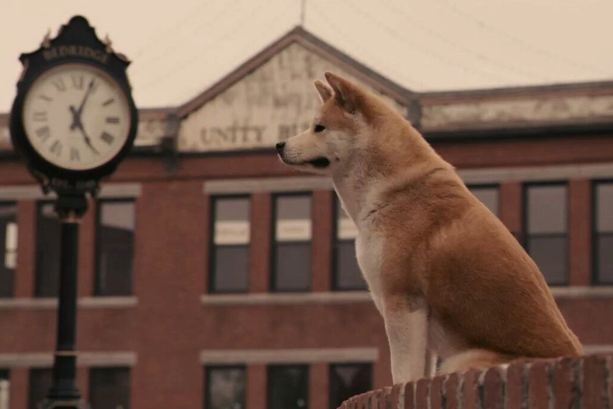 Akita waiting for him in front of the station
