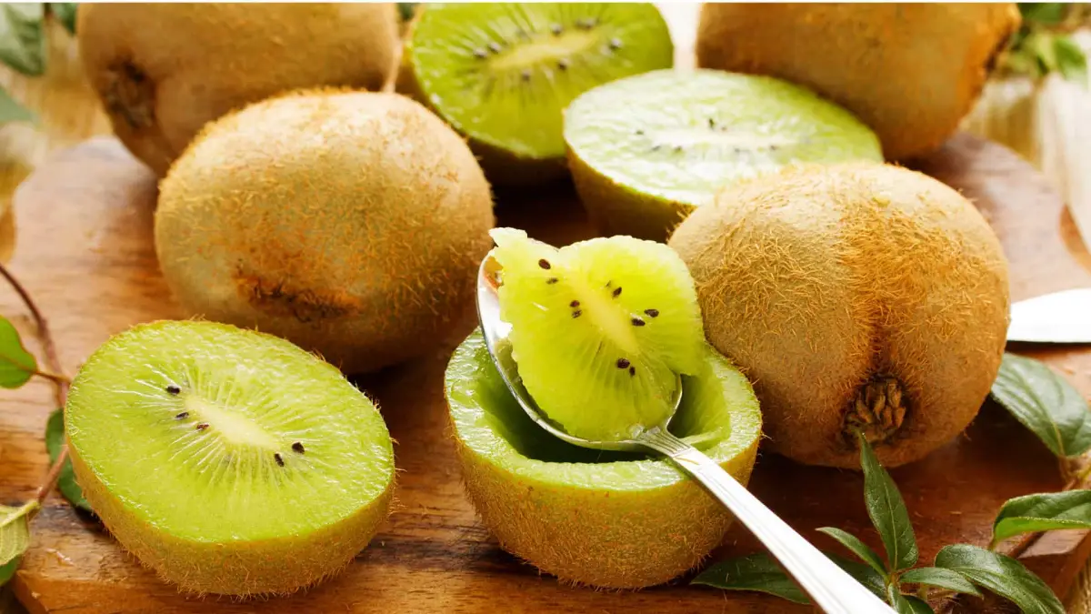 Kiwis with shells, peeled or halved