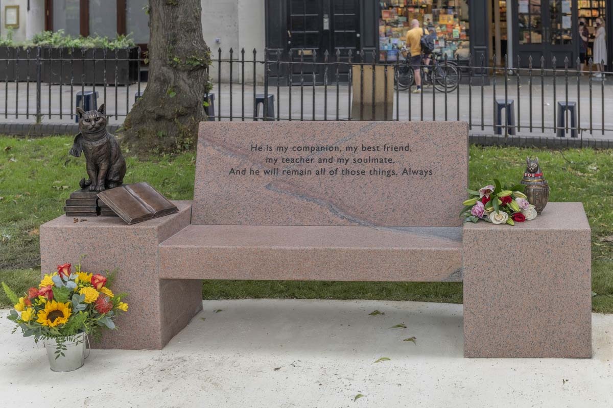 Street cat Bob monument