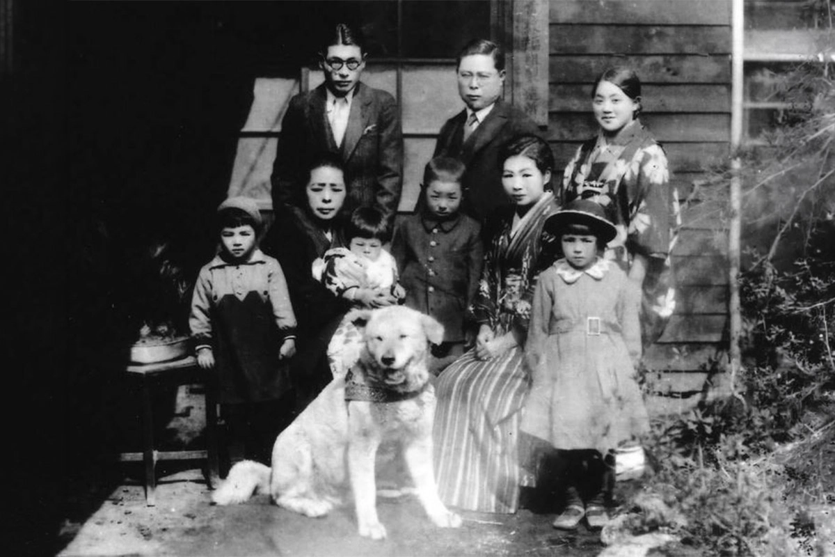 Hachiko sitting in front of the family